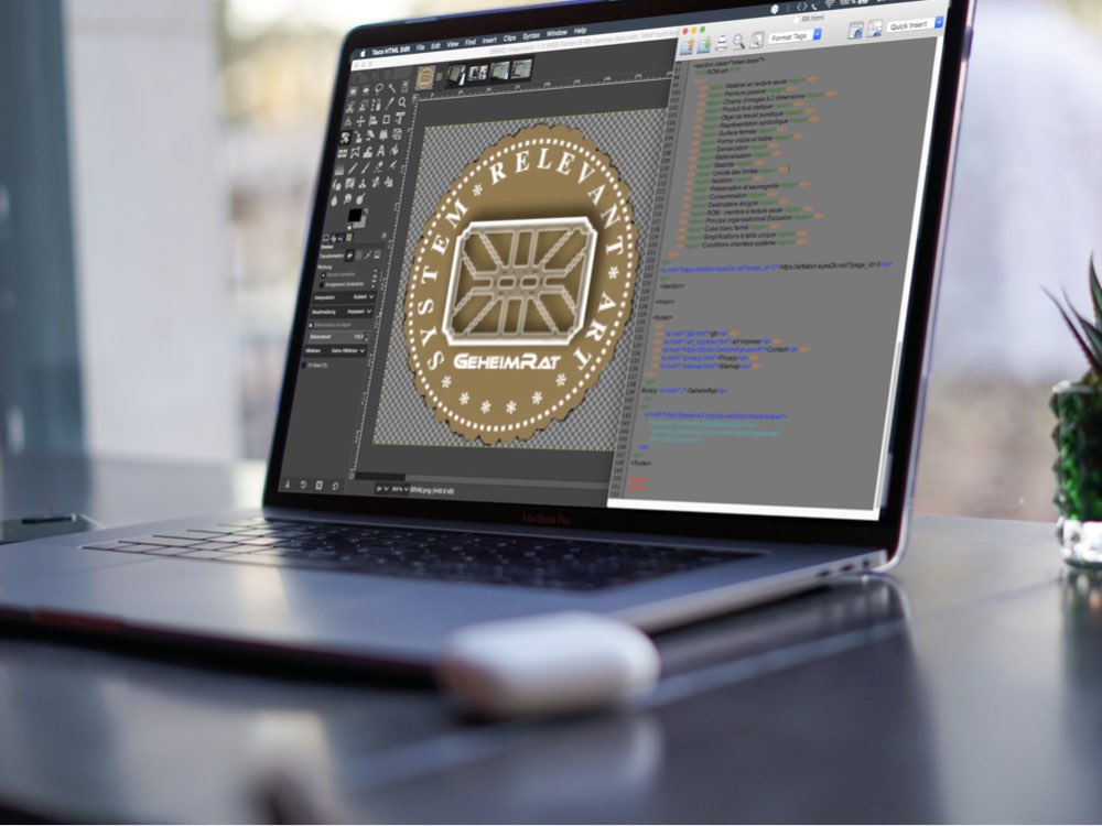 Vista de la pantalla de un ordenador portátil. En la pantalla se puede ver un emblema de color dorado abierto en un editor gráfico, con 'System Relevant Art' y 'GeheimRat' escritos en él. A la derecha, se puede ver un archivo html abierto en un editor html.