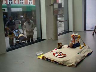 Imagen de la obra Bebé que juega - Bebé que duerme de ubermorgen.com